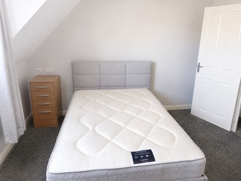Room Lawnhurst Avenue in Manchester