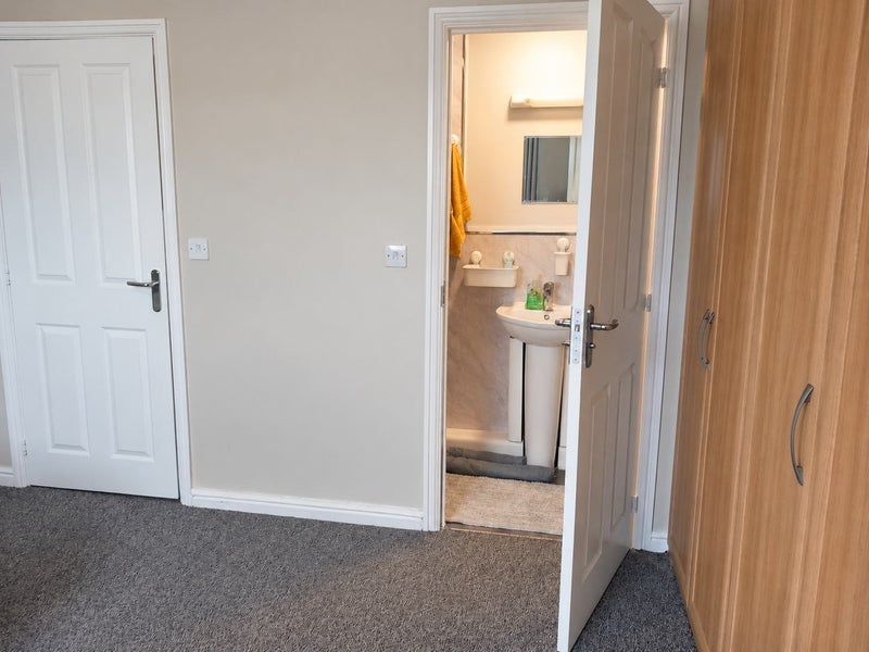 Room Lawnhurst Avenue in Manchester