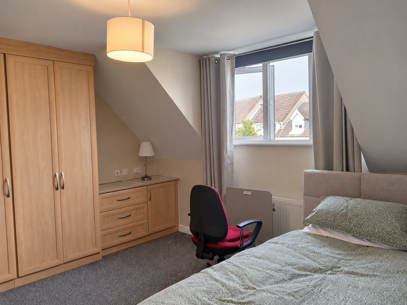 Room Lawnhurst Avenue in Manchester