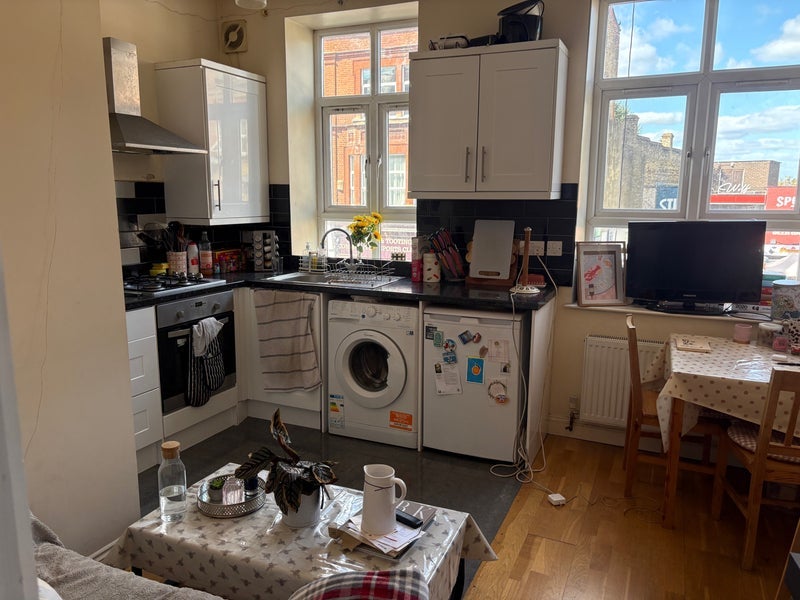Room Ormeley Road in Greater London
