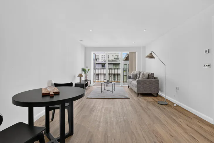 Flat Violet Road in Greater London