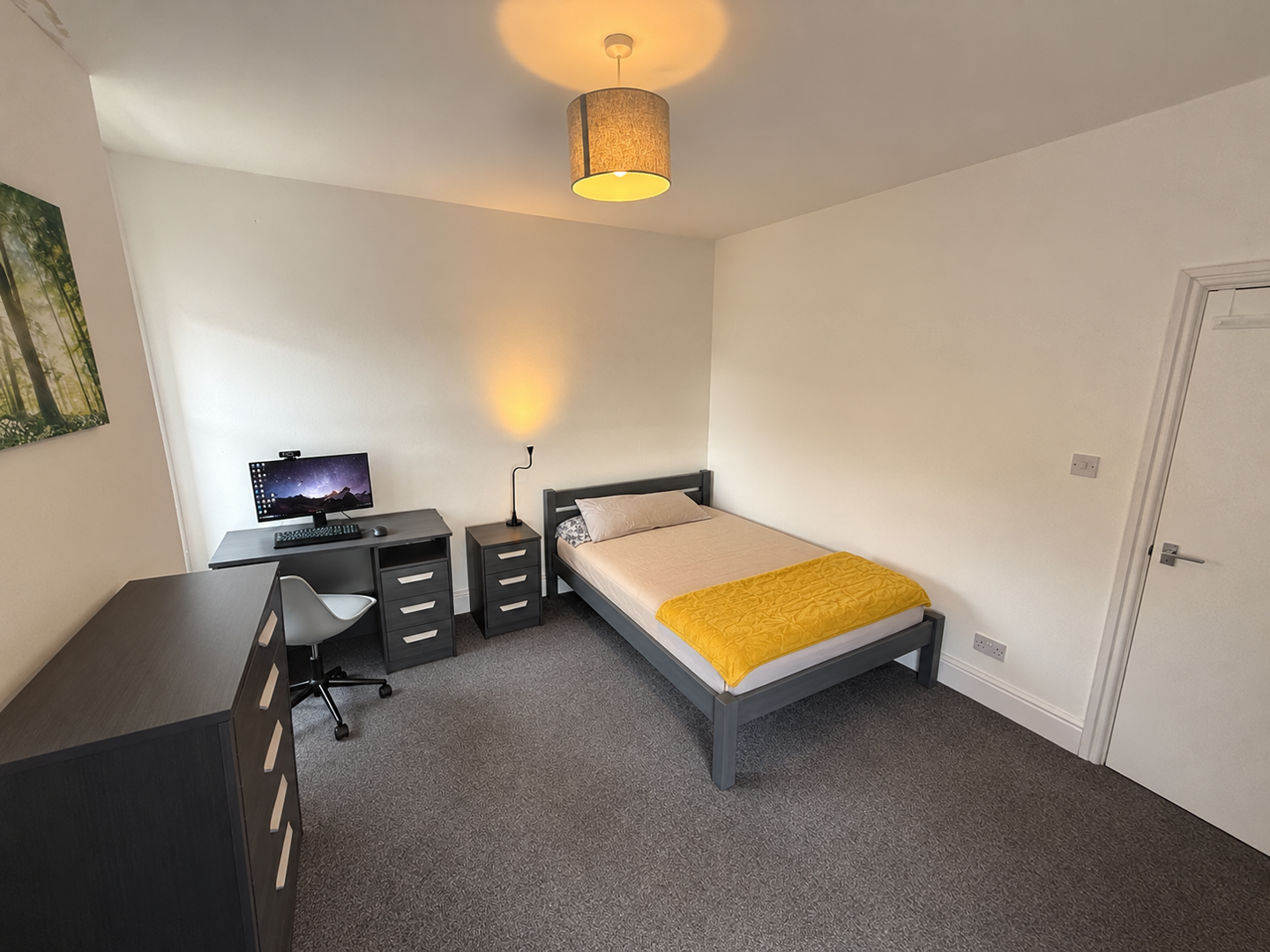 Room Church Drive in Nottingham