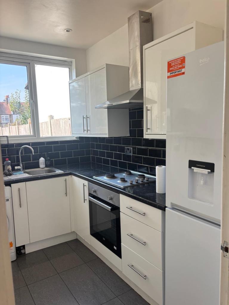 Flat Leander Road in Greater London