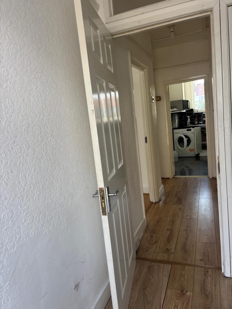 Flat Leander Road in Greater London