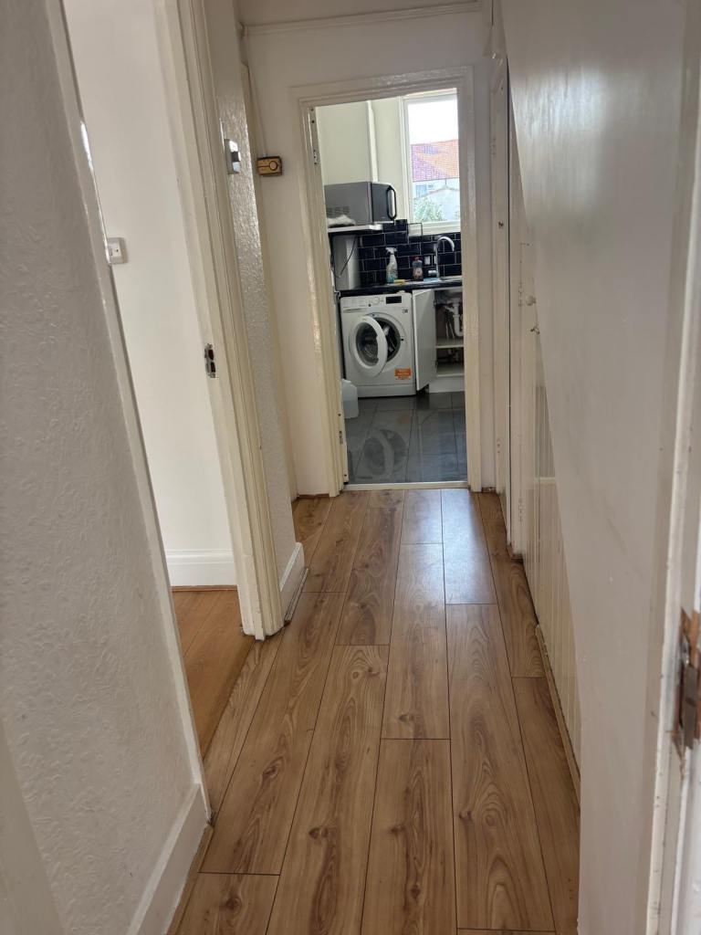 Flat Leander Road in Greater London