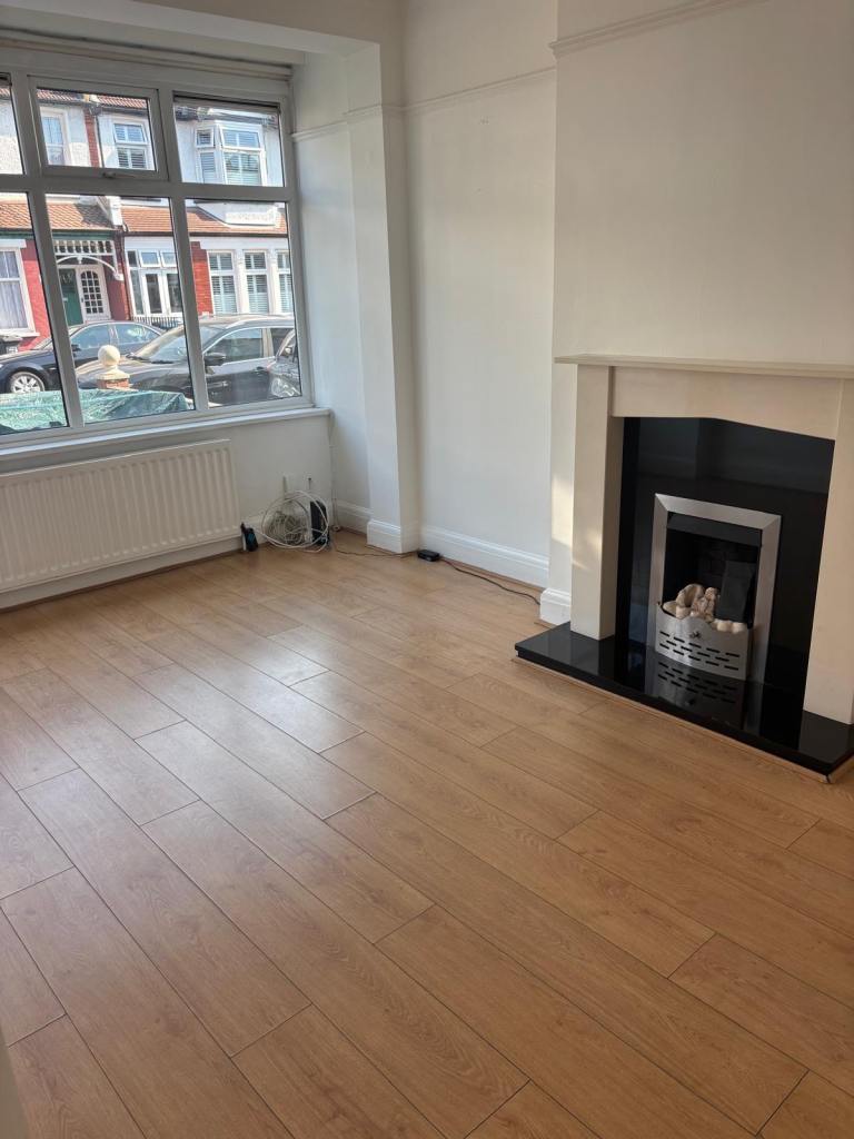 Flat Leander Road in Greater London