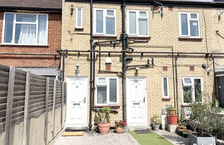 Flat Tolworth Broadway in London