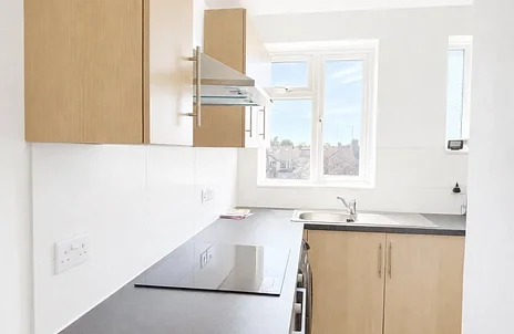 Flat Tolworth Broadway in London