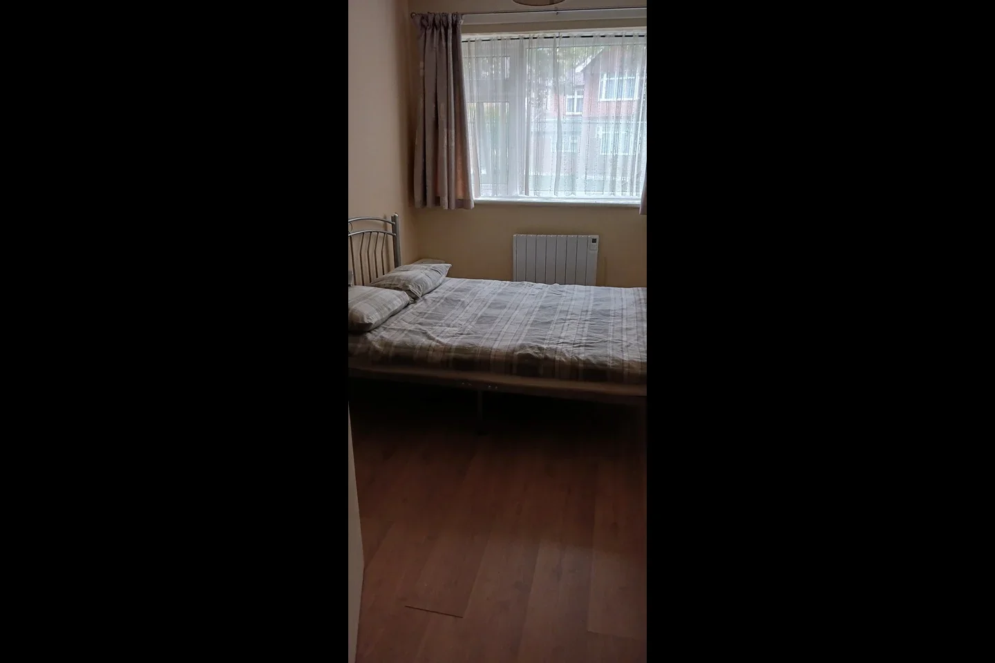 Room Eversley Crescent in Greater London