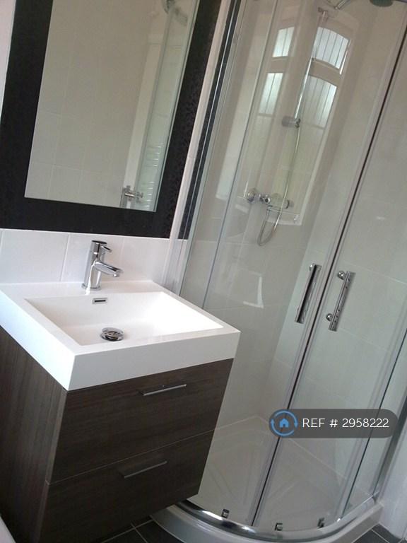 Room Lynwood Avenue in Borough of Runnymede