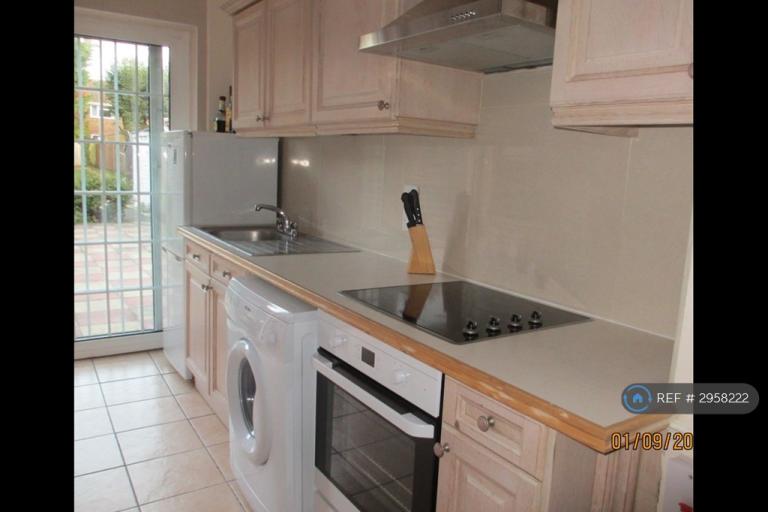 Room Lynwood Avenue in Borough of Runnymede
