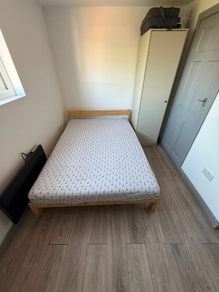Flat Weald Lane in Greater London