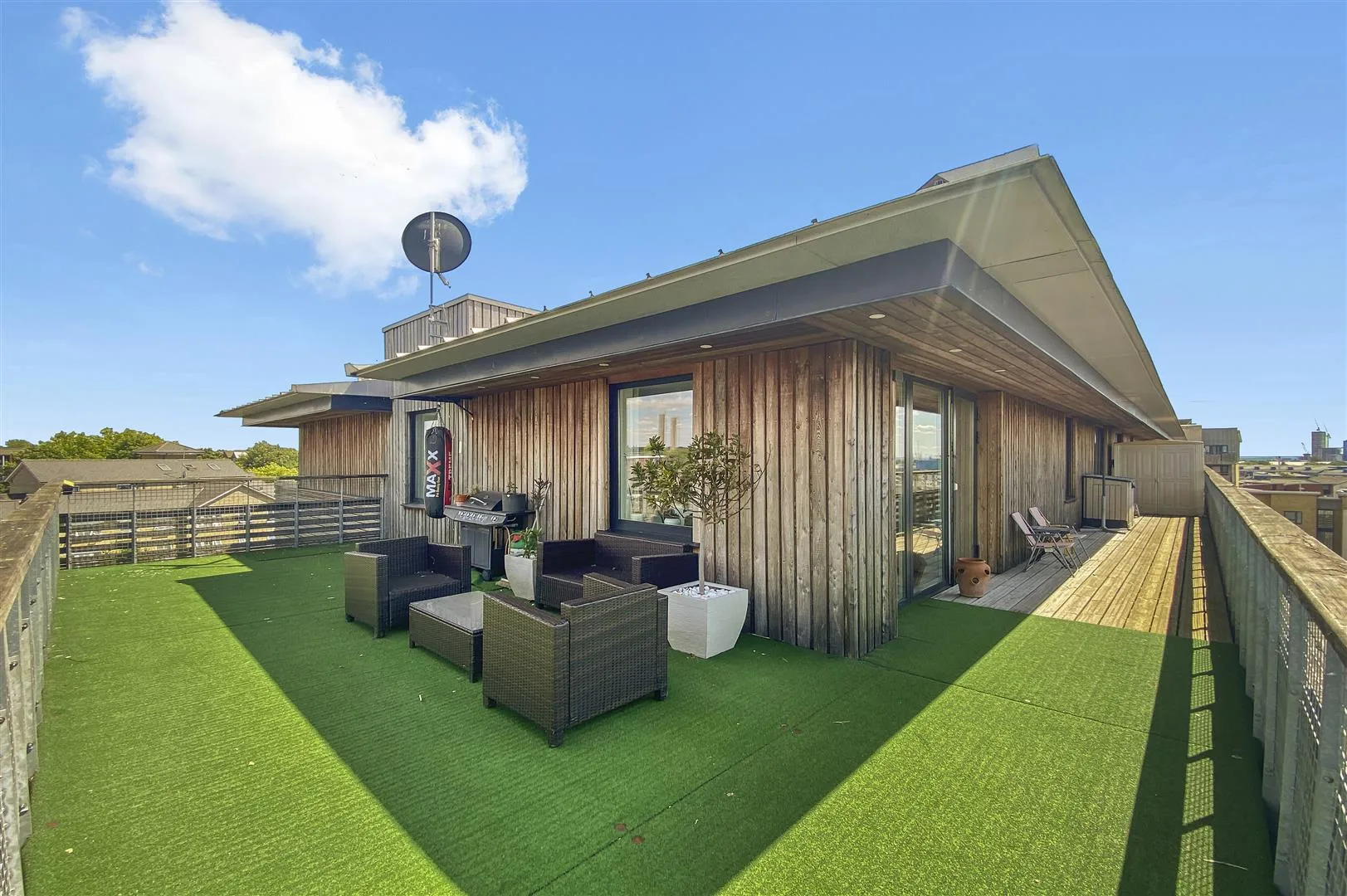 Flat Foxholt Gardens in Greater London