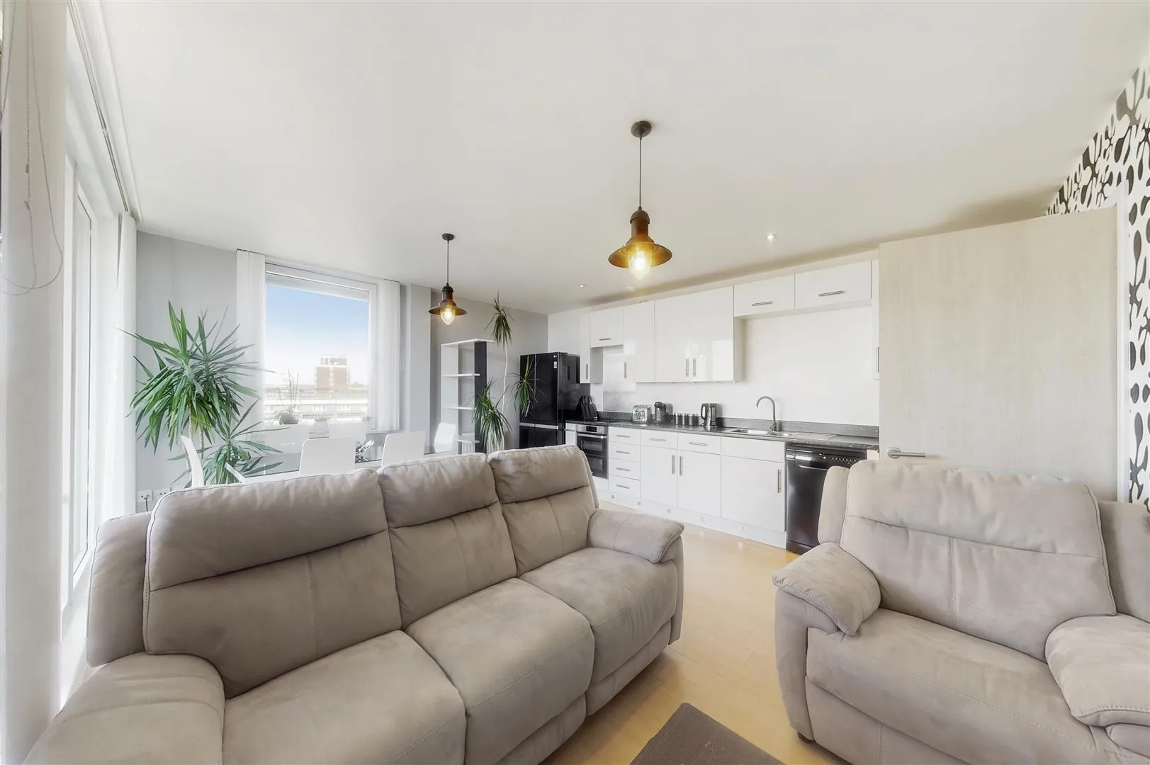 Flat Foxholt Gardens in Greater London