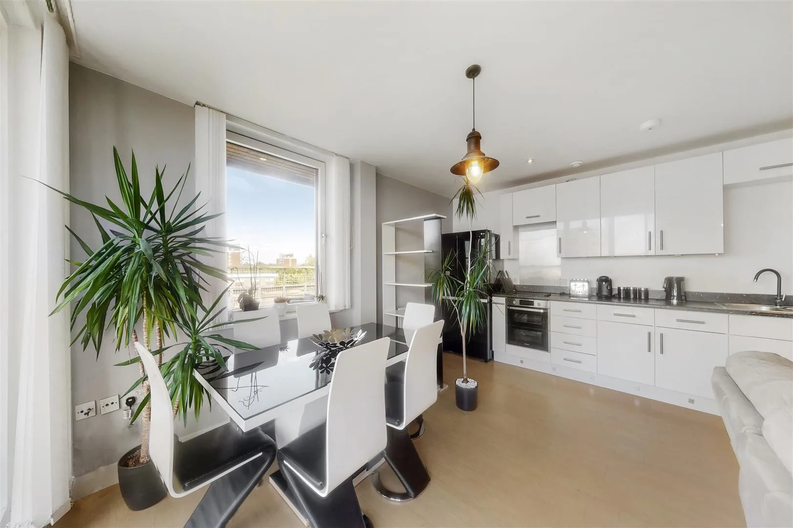 Flat Foxholt Gardens in Greater London