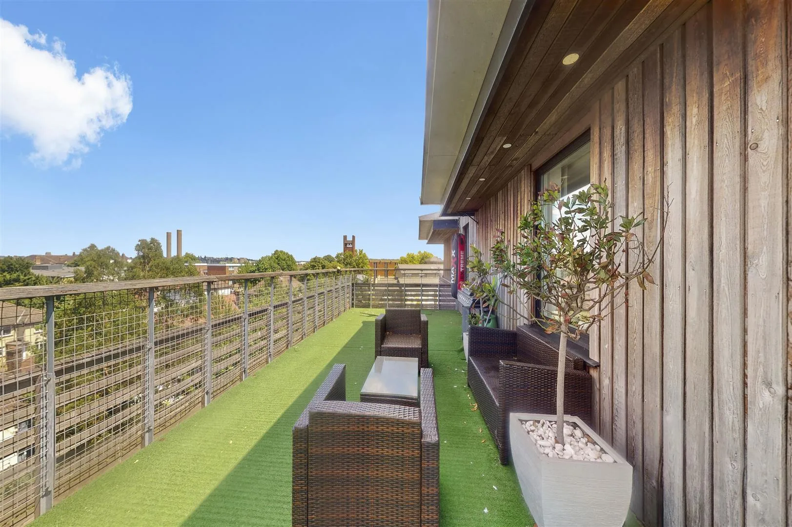 Flat Foxholt Gardens in Greater London