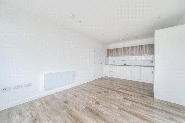 Flat Kingston Road in Staines-Upon-Thames