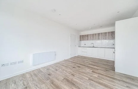 Flat Kingston Road in Staines-Upon-Thames