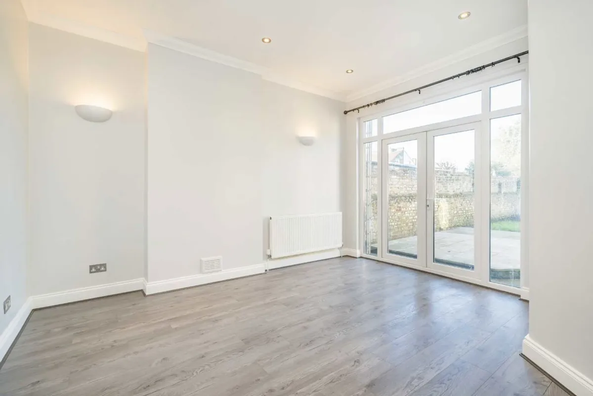 House Guildersfield Road in Greater London