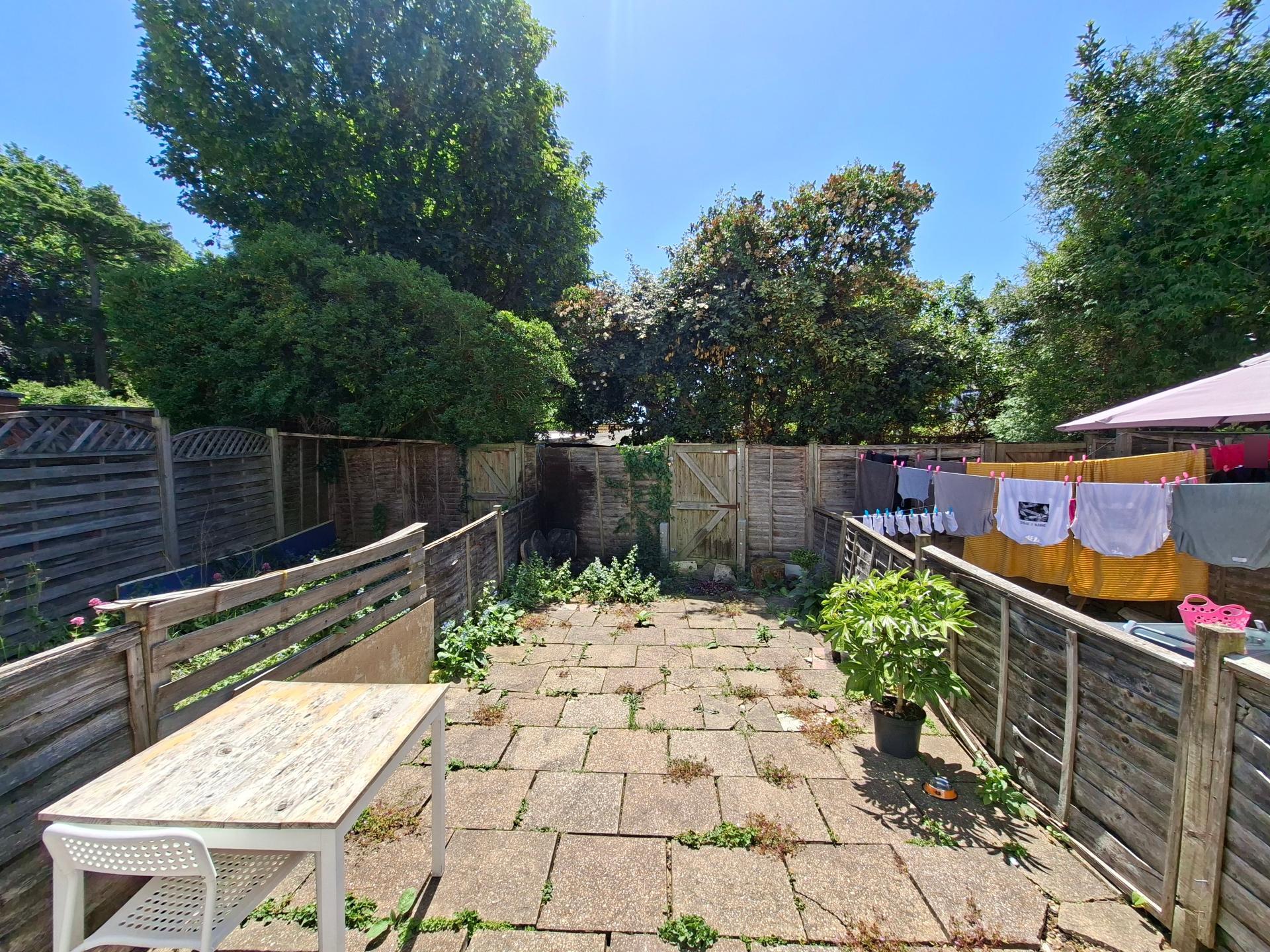 Room Cat Hill in Greater London
