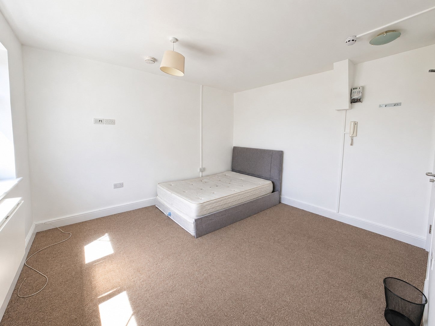 Room Cat Hill in Greater London