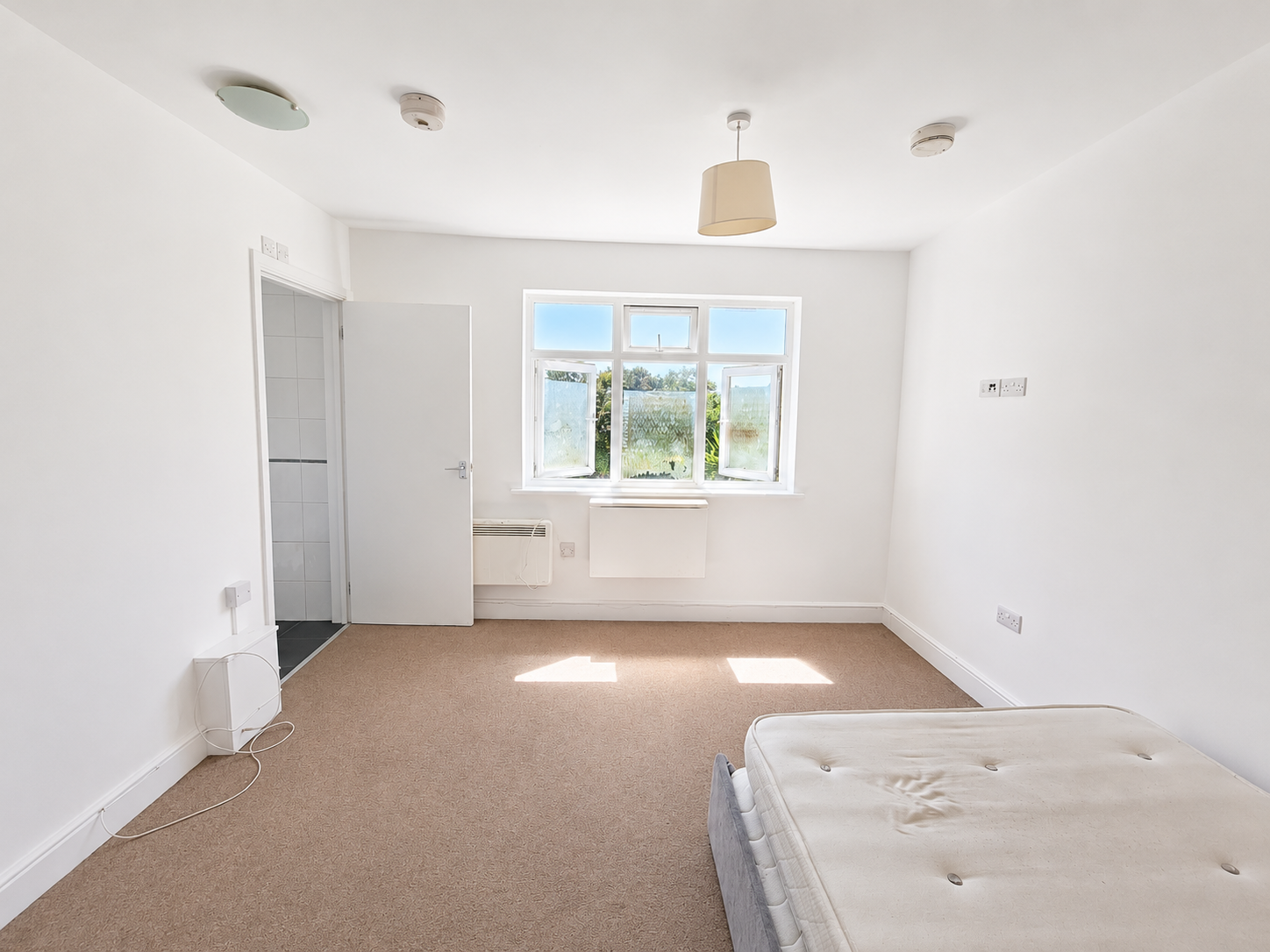 Room Cat Hill in Greater London