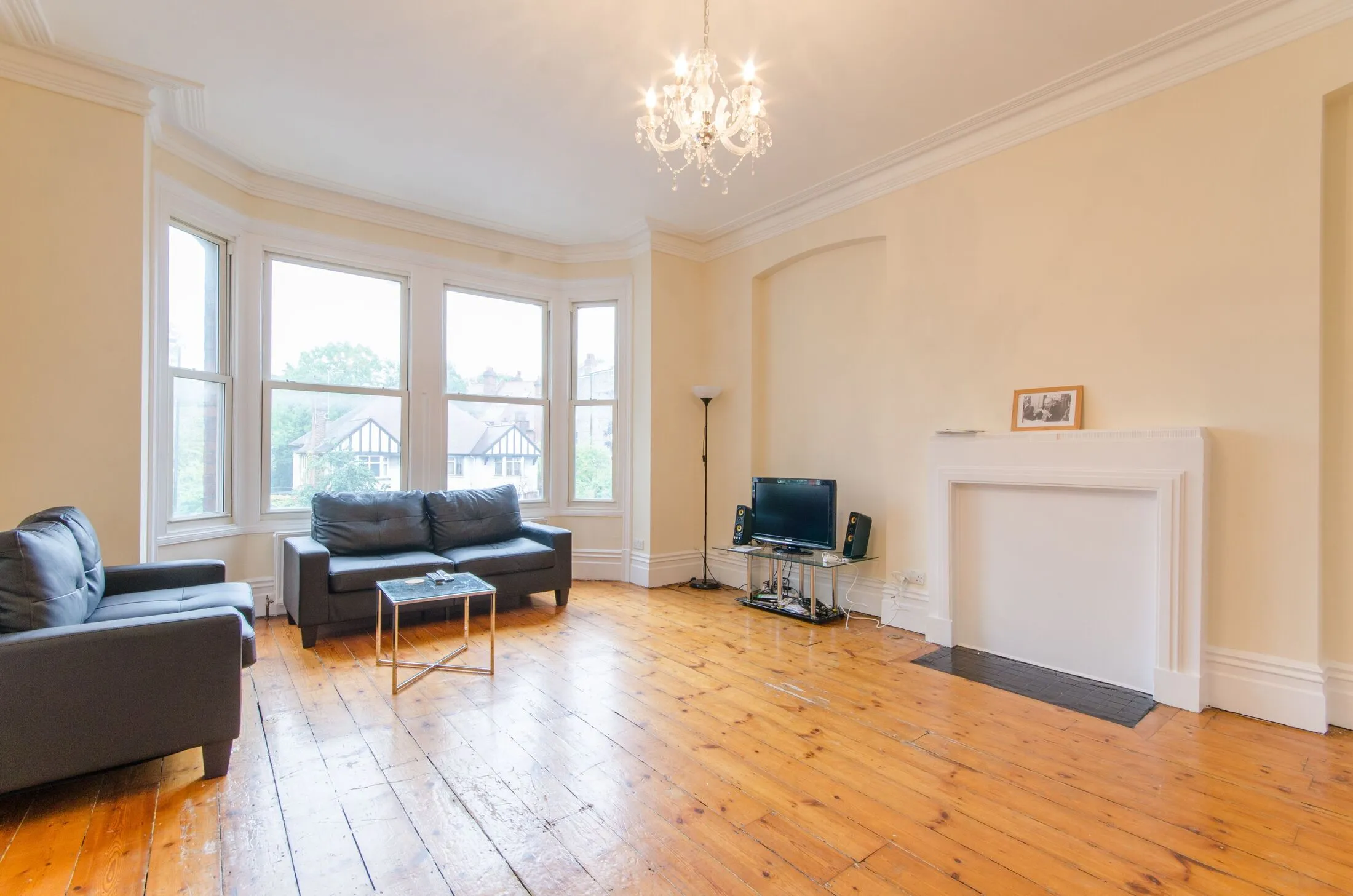 Flat Lyncroft Gardens in Greater London