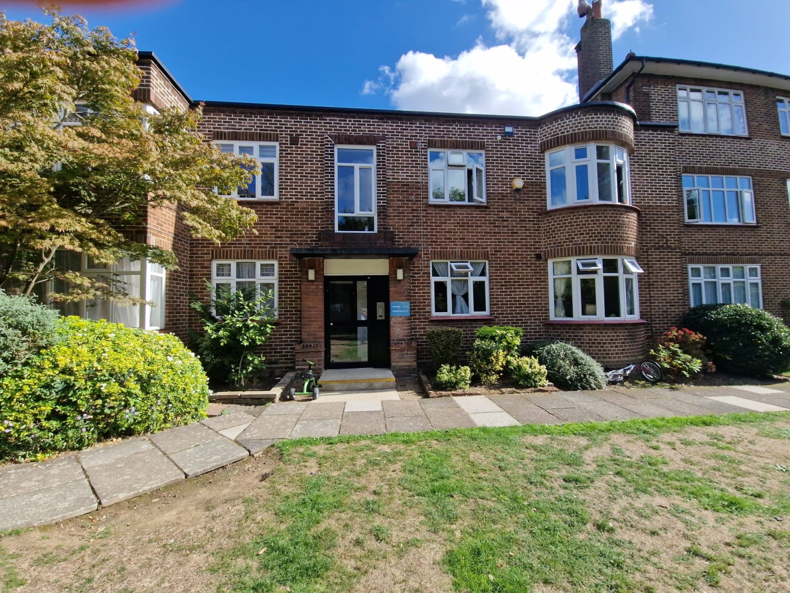 Flat Canons Drive in Greater London