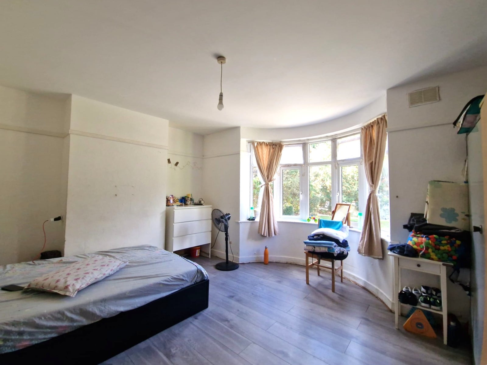 Flat Canons Drive in Greater London
