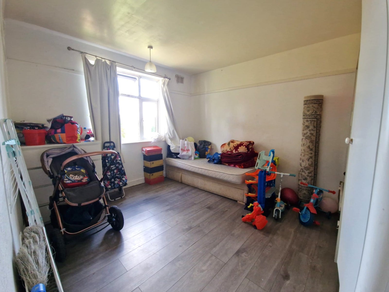 Flat Canons Drive in Greater London
