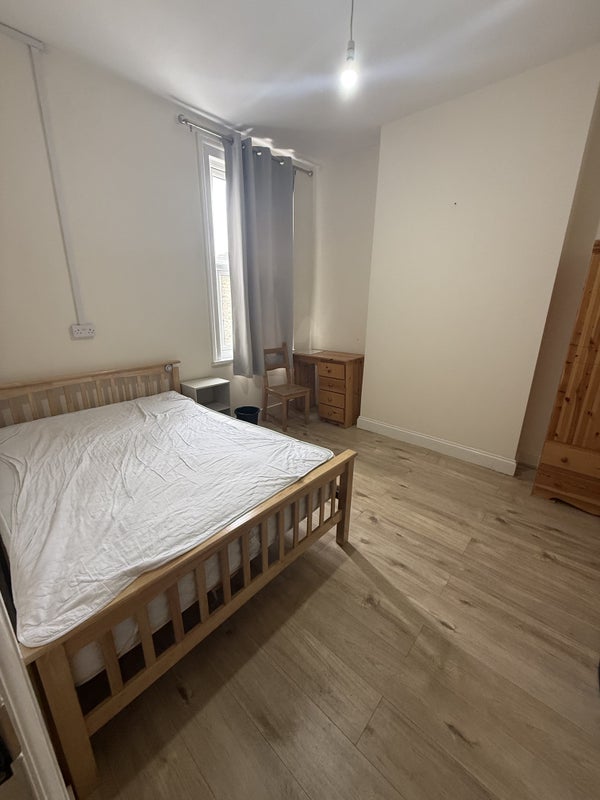 Room Meads Road in Greater London