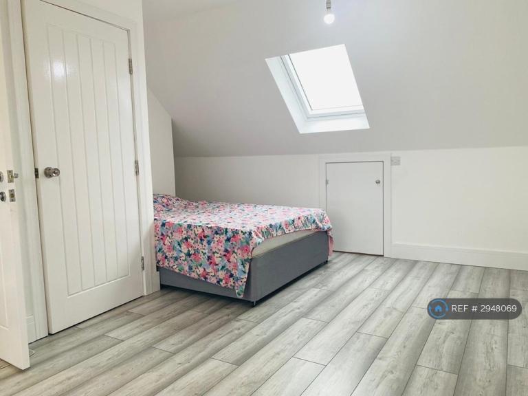Room Floriston Avenue in Greater London