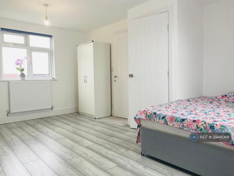 Room Floriston Avenue in Greater London