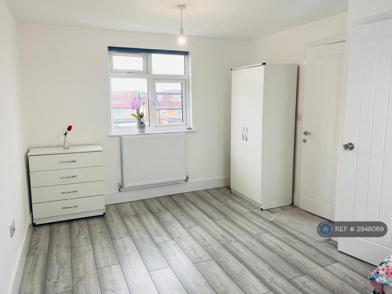 Room Floriston Avenue in Greater London