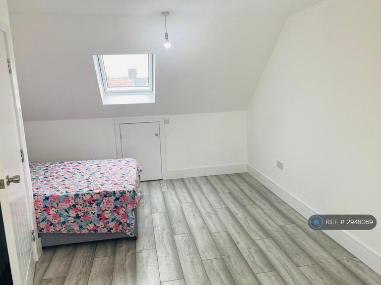 Room Floriston Avenue in Greater London
