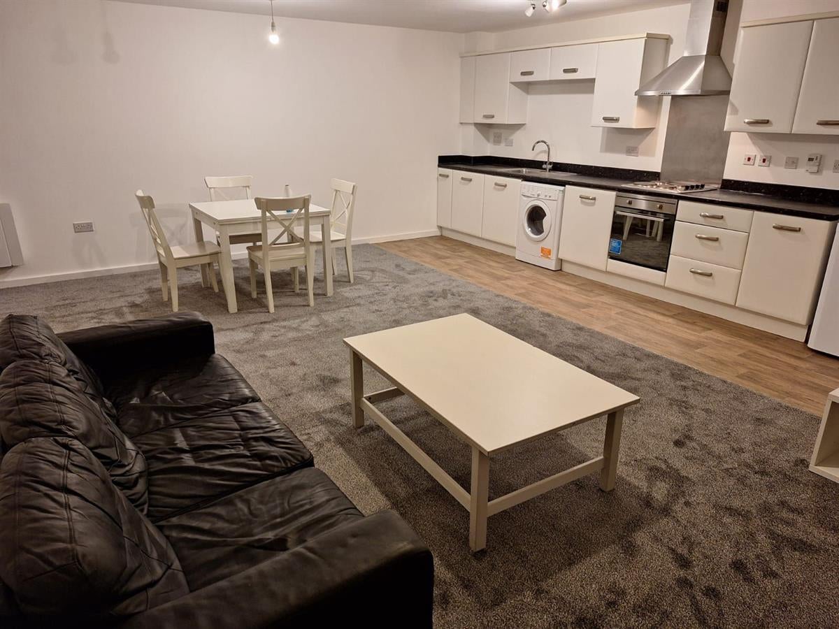 Flat Elmira Way in Salford