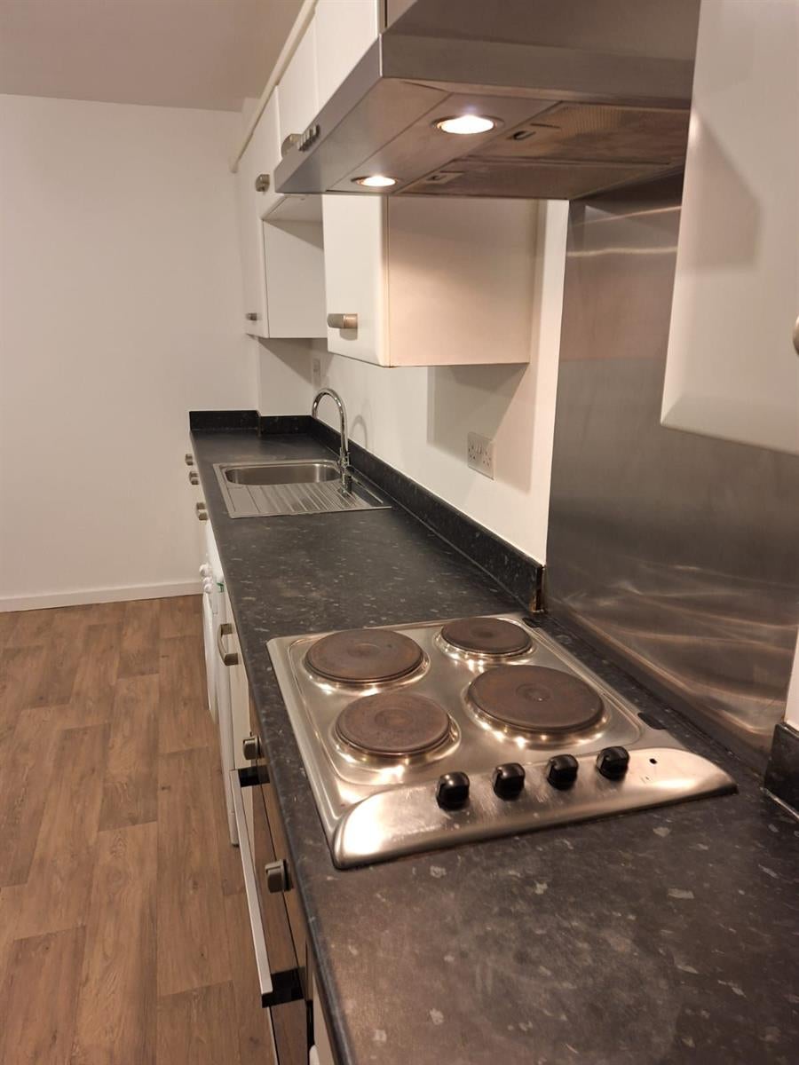 Flat Elmira Way in Salford