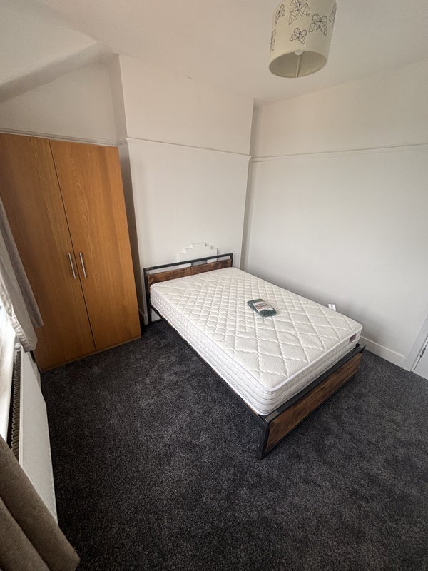 Room Friern Barnet Road in Greater London