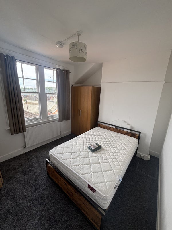 Room Friern Barnet Road in Greater London
