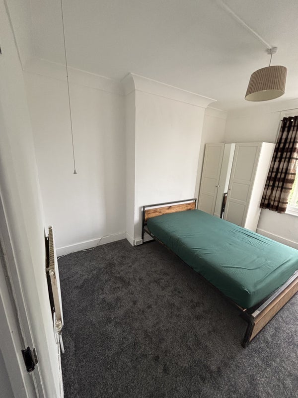 Room Friern Barnet Road in Greater London