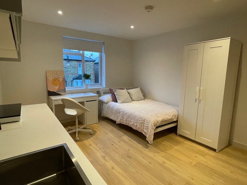 Flat Hardman Road in Greater London