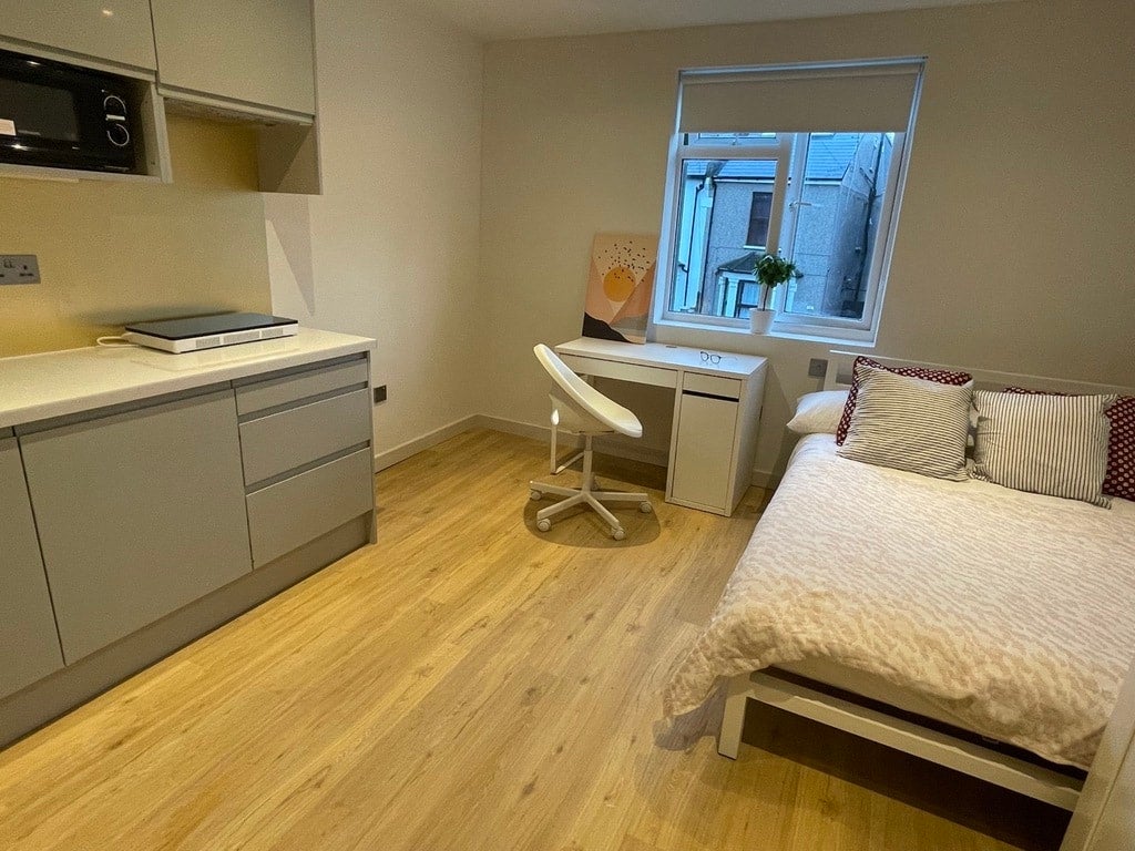 Flat Hardman Road in Greater London