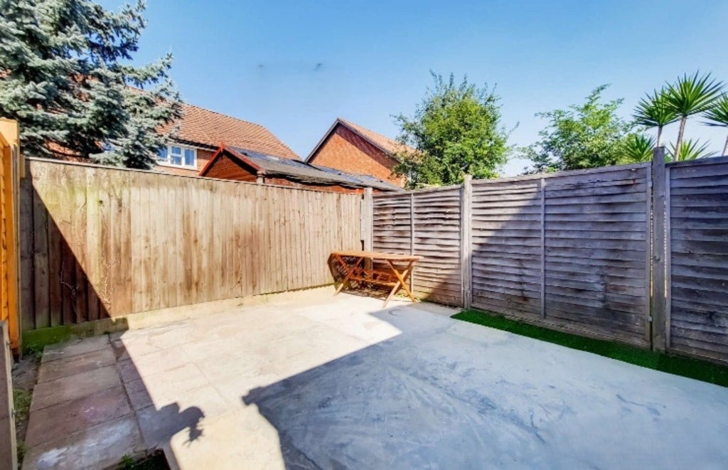 Flat Hardman Road in Greater London