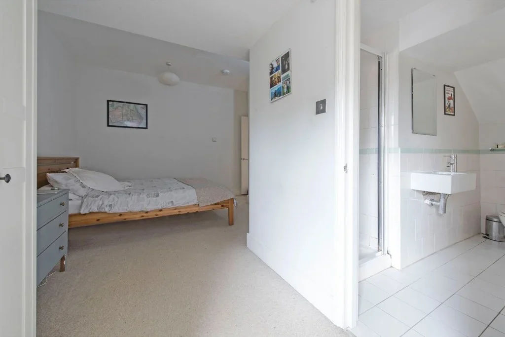 Flat Elmfield Road in Greater London