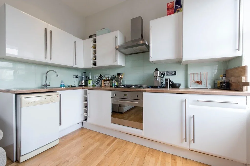 Flat Elmfield Road in Greater London