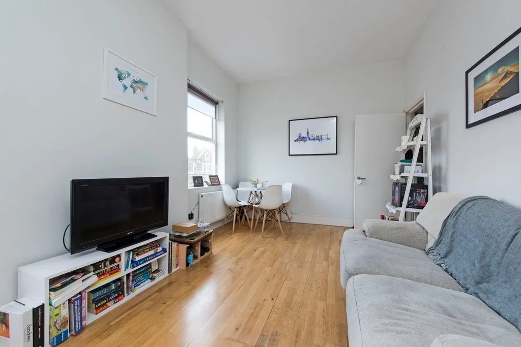 Flat Elmfield Road in Greater London