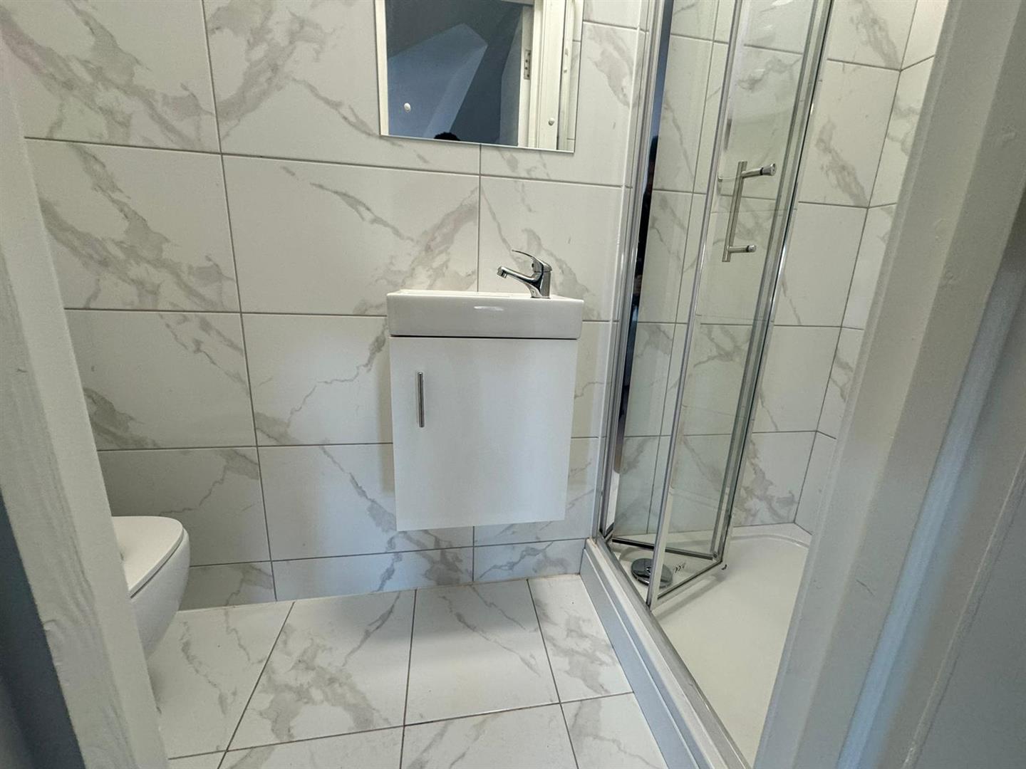 Room Upper Clapton Road in Greater London