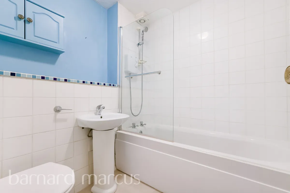 Flat Tawny Close in Greater London