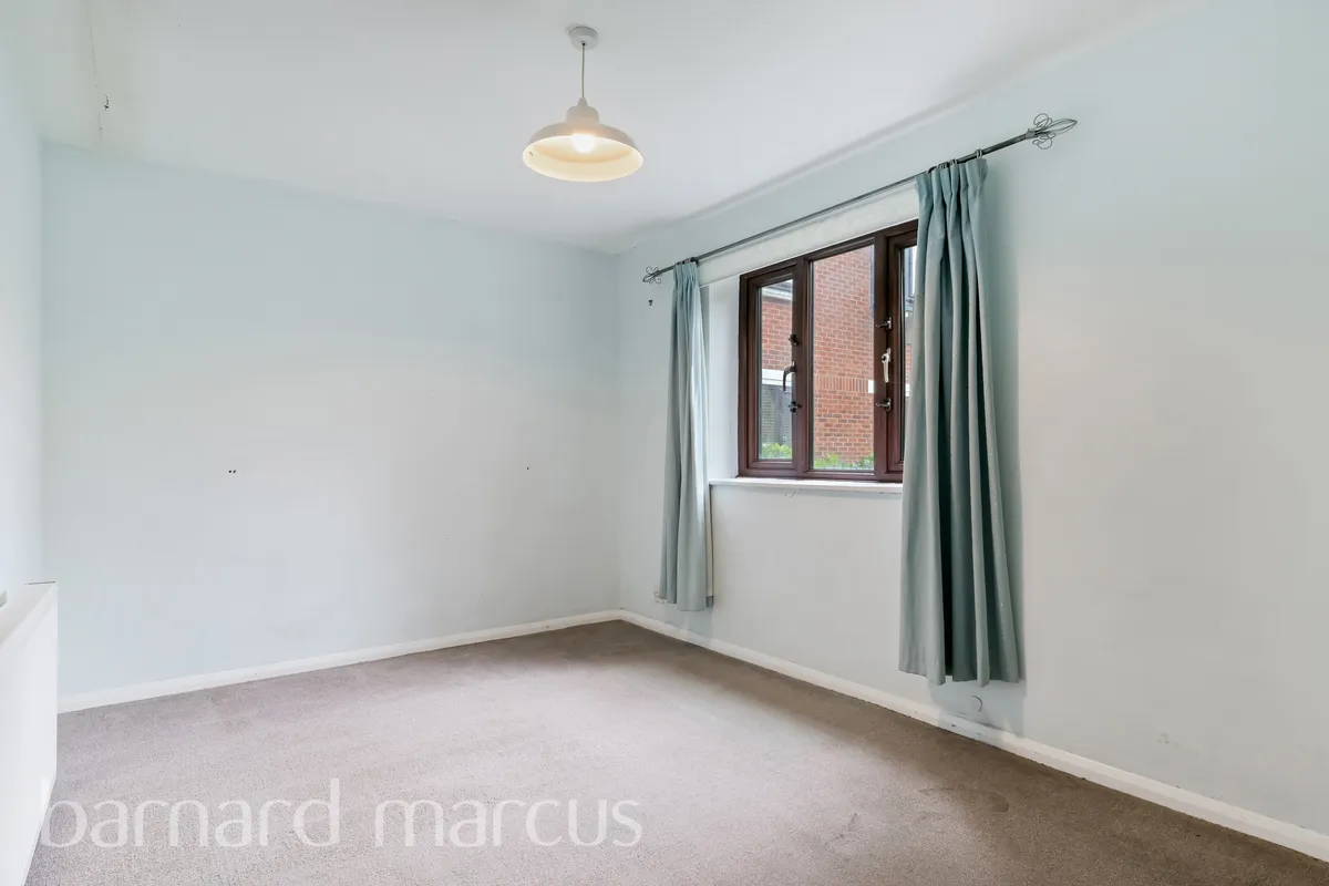Flat Tawny Close in Greater London