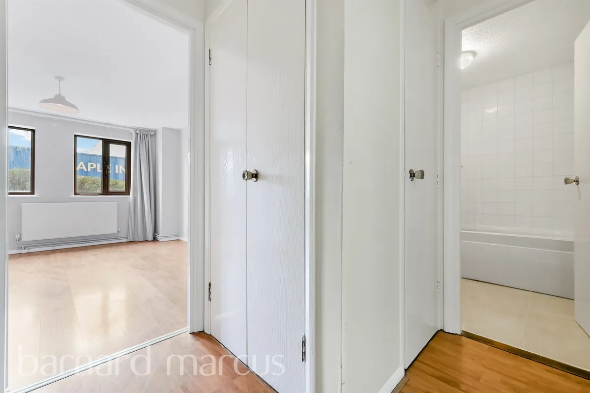 Flat Tawny Close in Greater London
